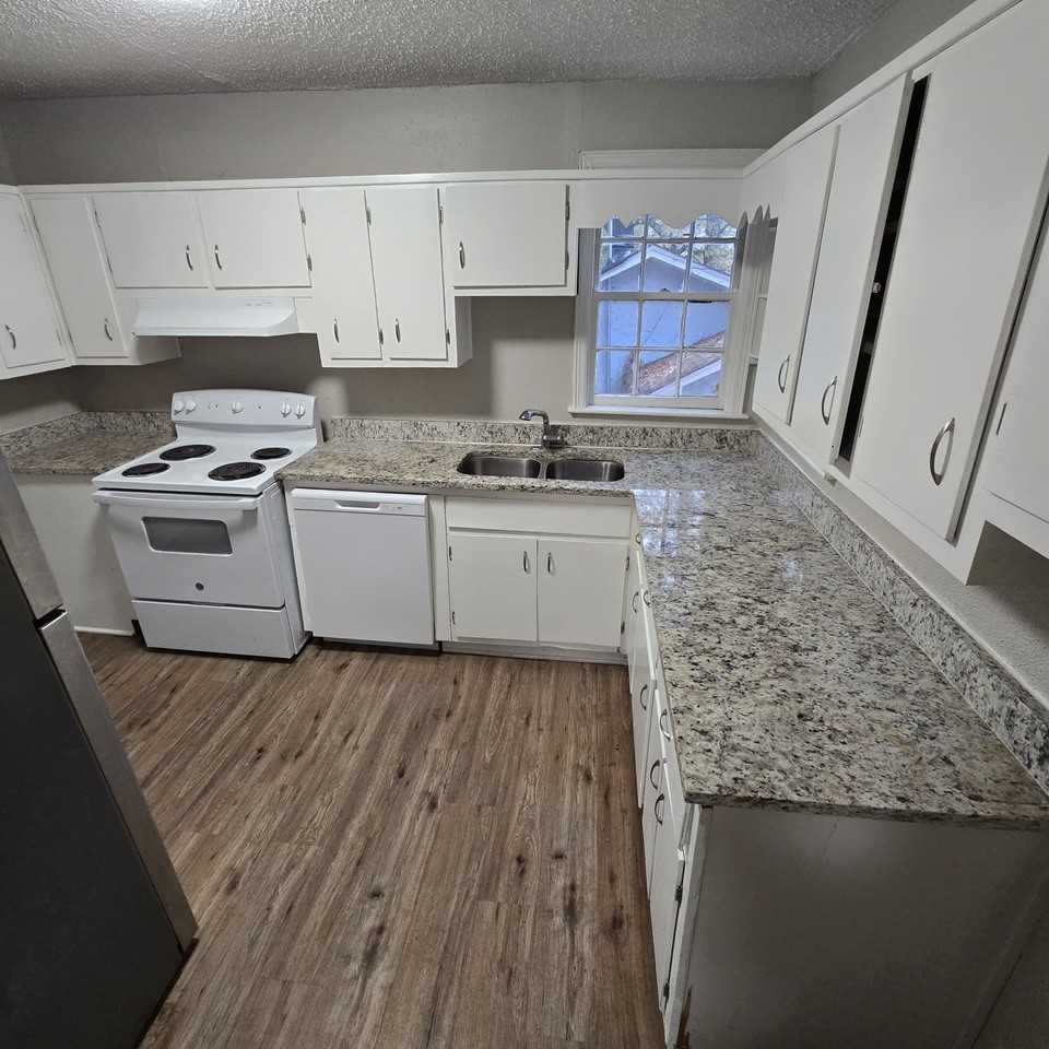 1197 Lake Dr - Photo 4 of 12