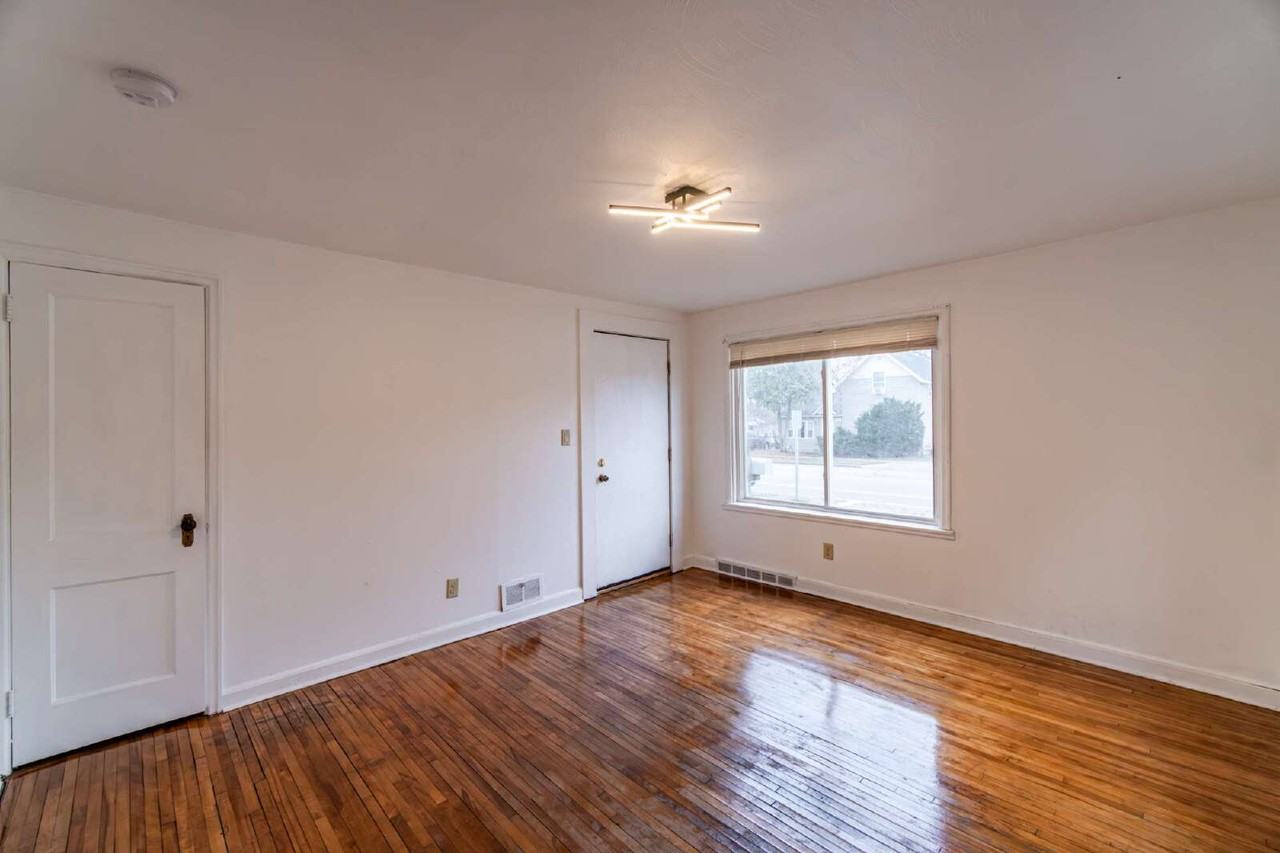 928 1/2 Water St - Photo 3 of 19
