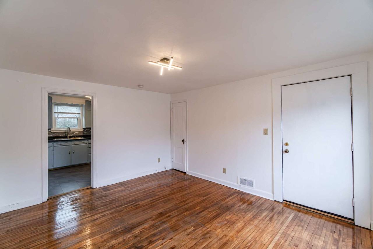 928 1/2 Water St - Photo 4 of 19