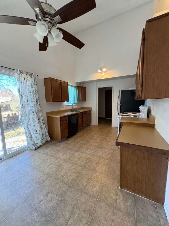 820 Bennett Ave - Photo 3 of 11