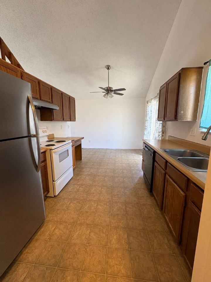 820 Bennett Ave - Photo 4 of 11