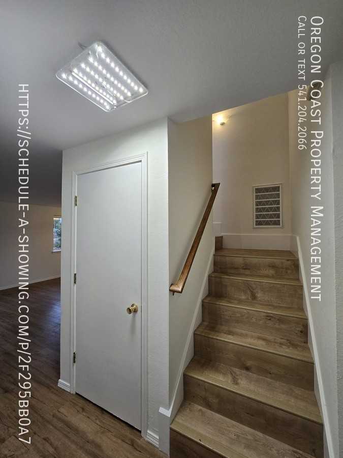 1135 Se Oar Ave #A - Photo 2 of 33