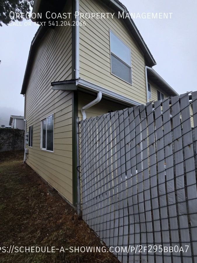 1135 Se Oar Ave #A - Photo 5 of 33