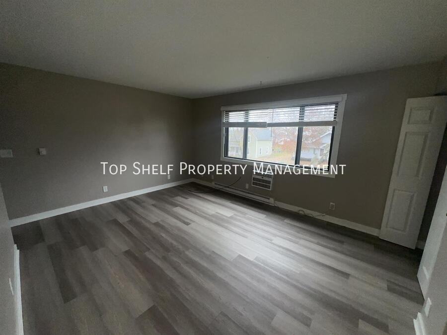 103 Grant St S #8 - Photo 3 of 10