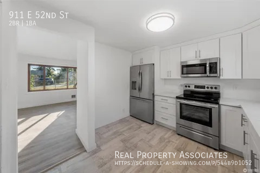 911 E 52nd St - Photo 3 of 22