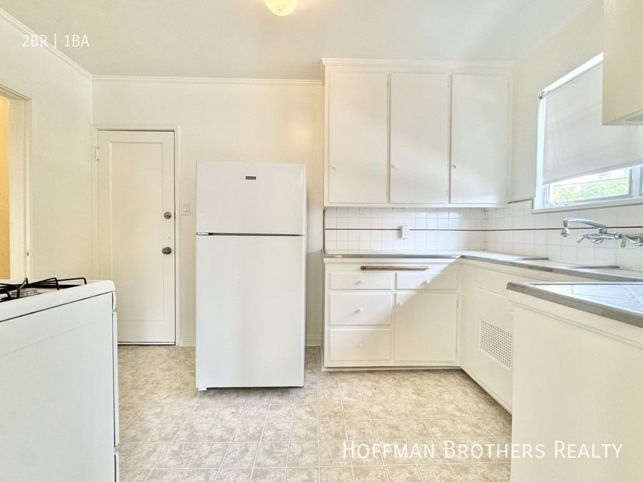 120 N Flores St #4 - Photo 4 of 9