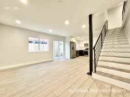 featured image of 6032 Romaine Street #5
