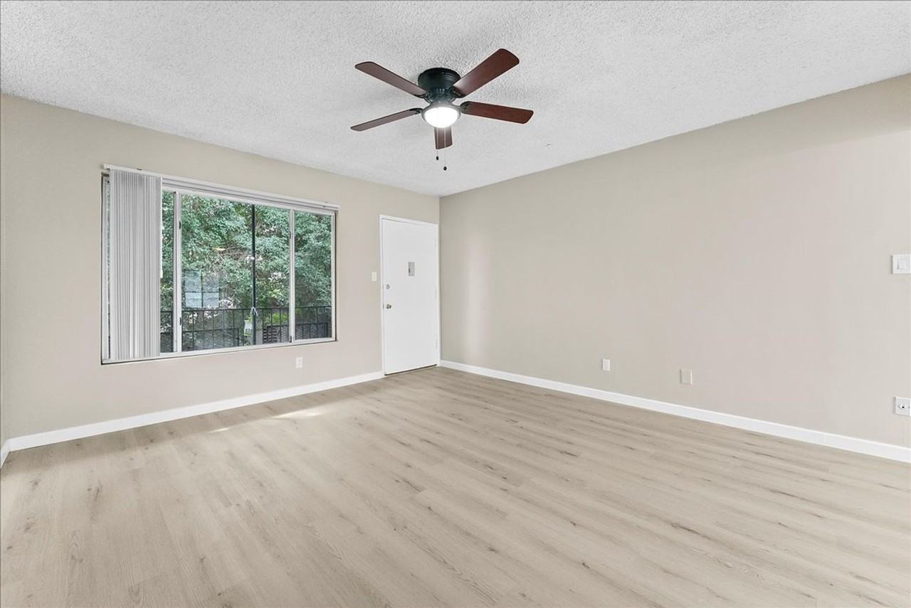 531 W Hyde Park Blvd #10 - Photo 2 of 19