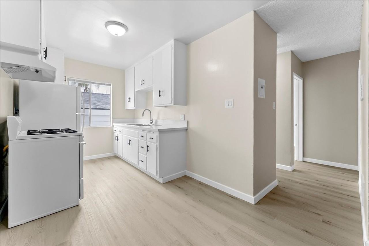 531 W Hyde Park Blvd #10 - Photo 3 of 19