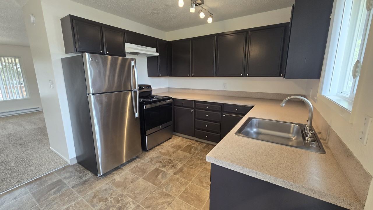 Ashley Court Apartments - Photo 2 of 17