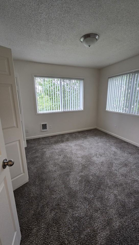 Ashley Court Apartments - Photo 6 of 17