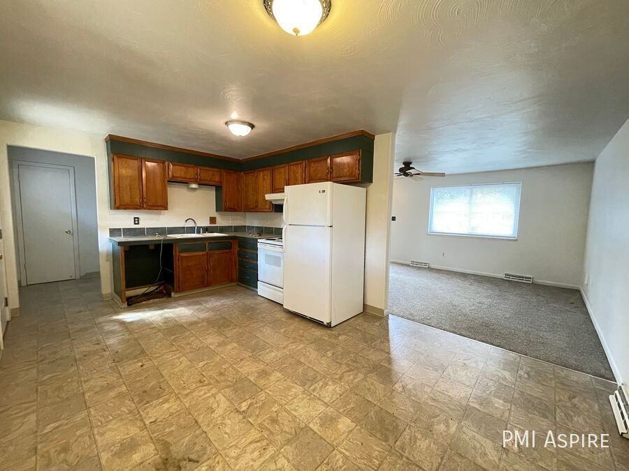 426 Fox St - Photo 4 of 12