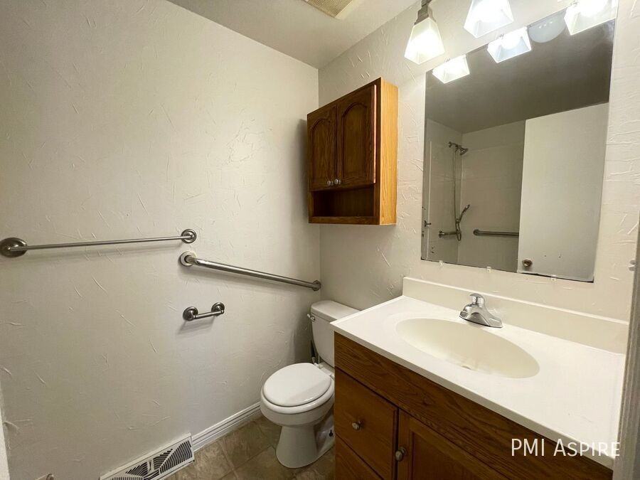 426 Fox St - Photo 5 of 12