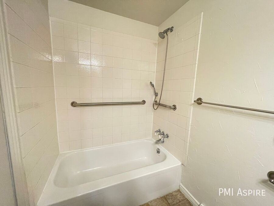 426 Fox St - Photo 6 of 12