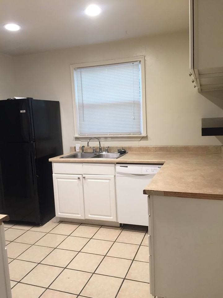 1045 Warner St - Photo 5 of 21