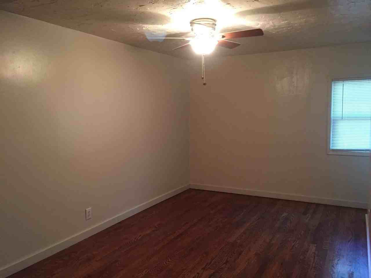 1045 Warner St - Photo 7 of 21