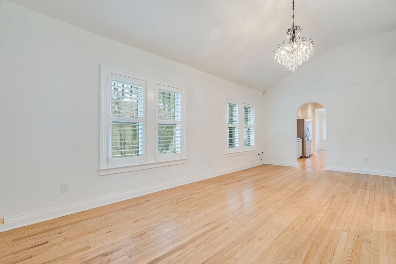 512 East 49th Street #A - Photo 4 of 31