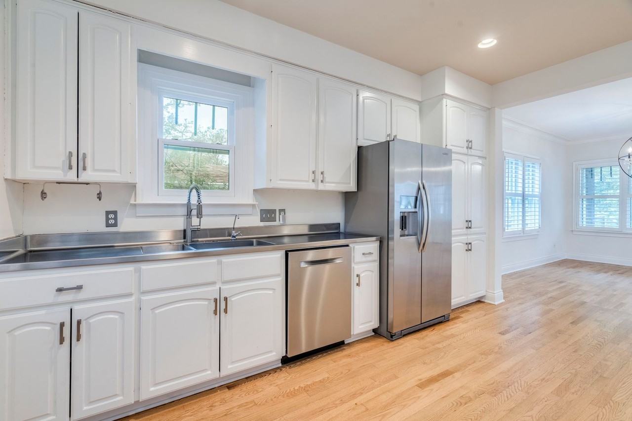 512 East 49th Street #A - Photo 7 of 31