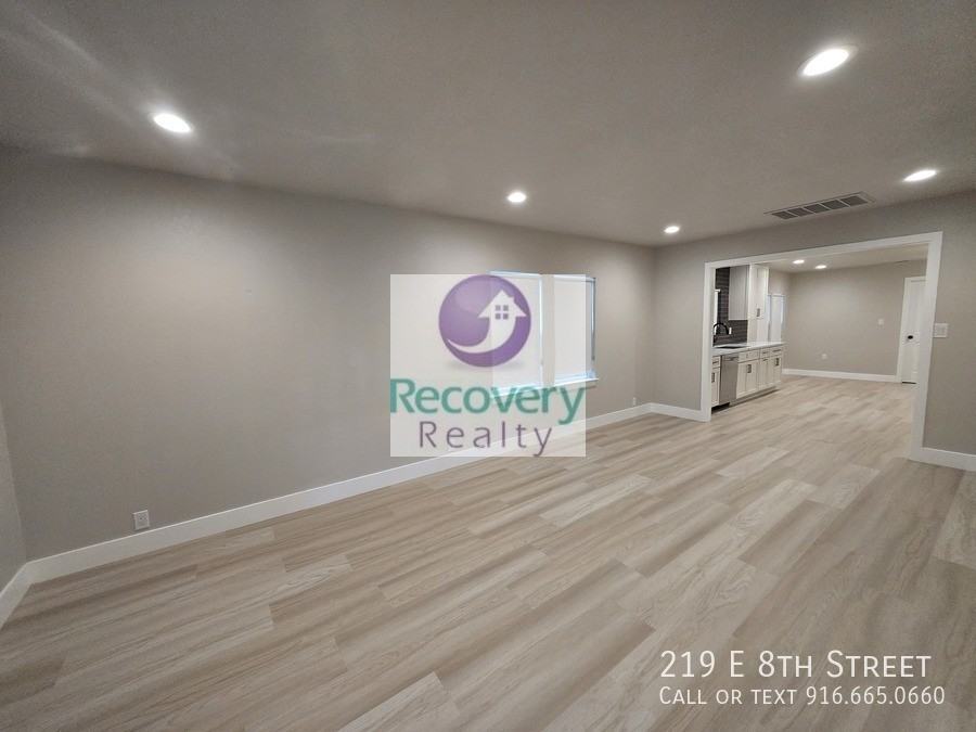 219 East 8th Street - Photo 3 of 29