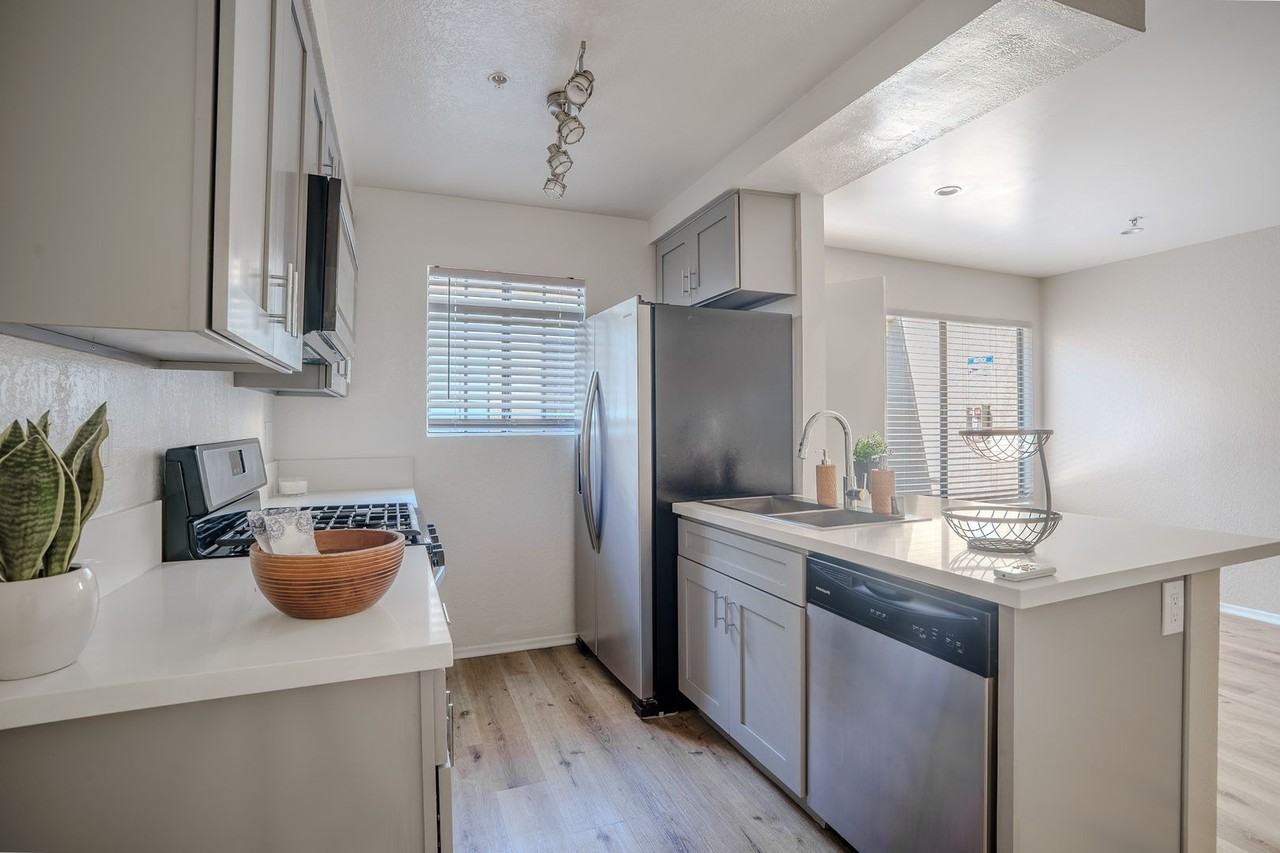 12914 Doty Ave - Photo 4 of 12