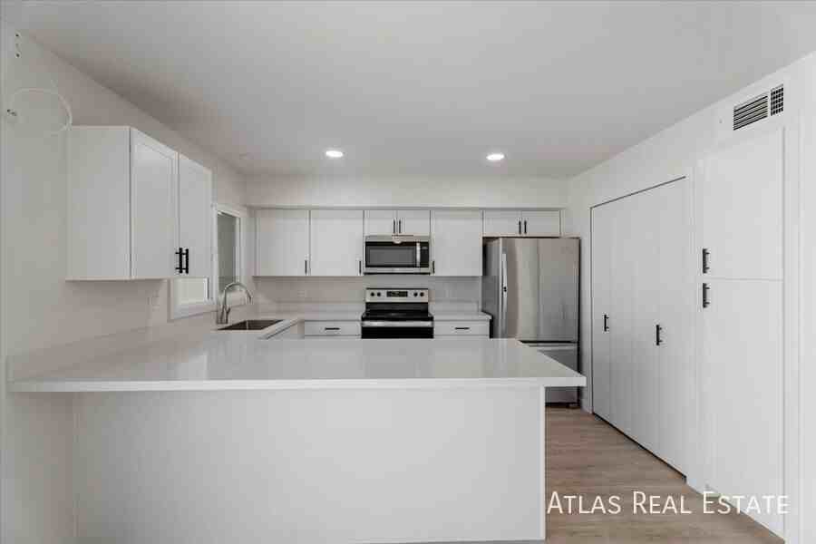 3807 S Mill Ave - Photo 4 of 32