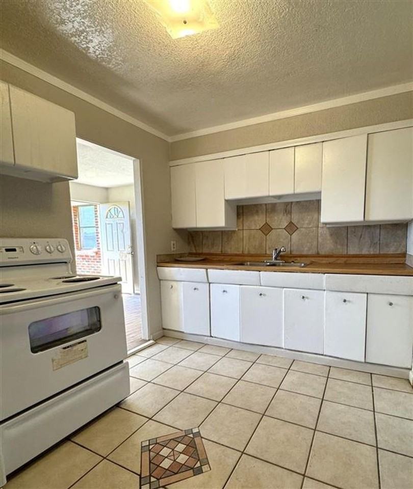 17 Northwest 25th Street - Photo 4 of 8