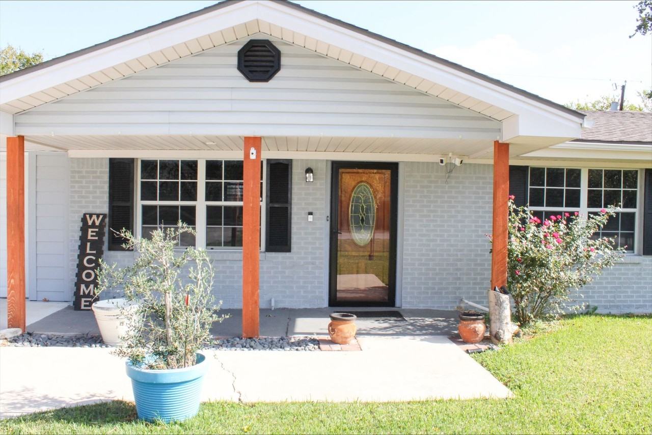 105 N 1st St - Photo 3 of 20