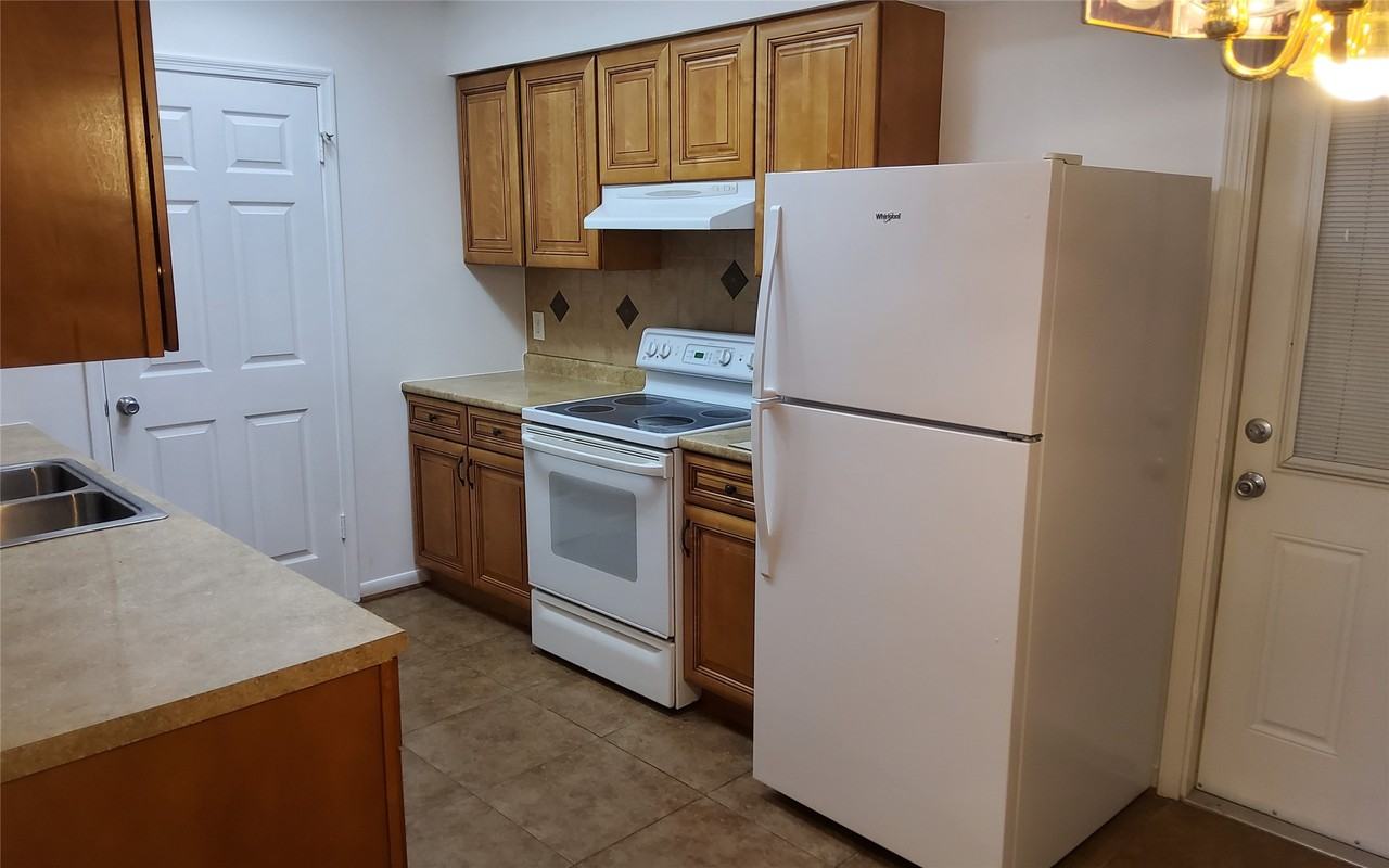 2121 Redwood Drive #2121 - Photo 3 of 11