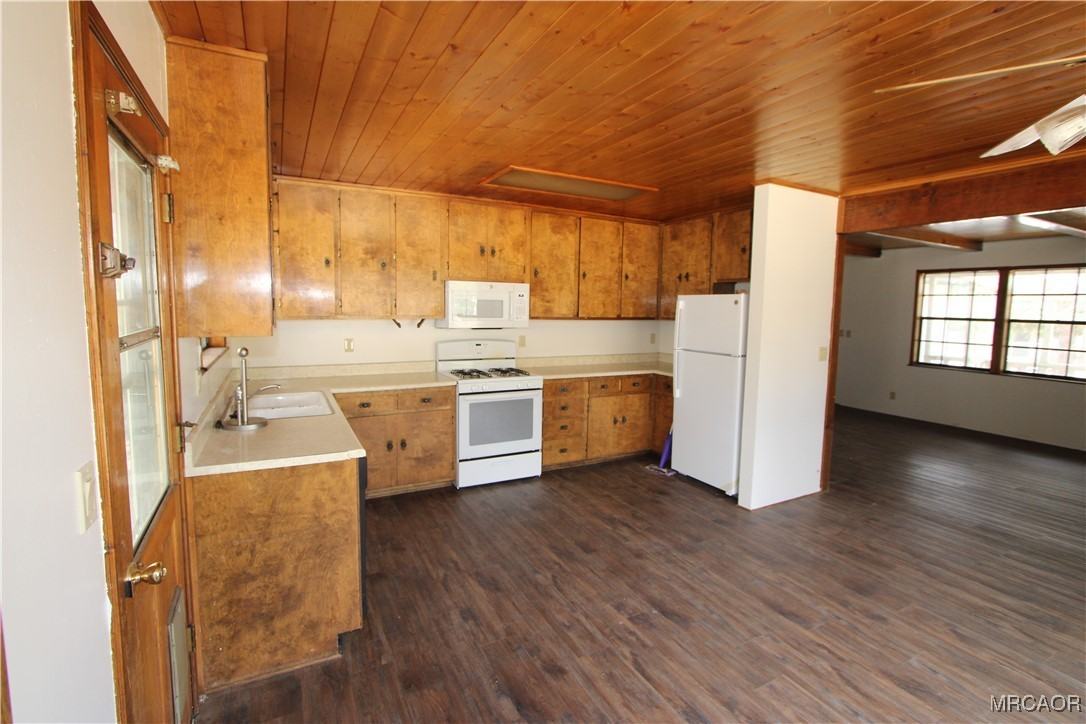 1324 East Country Club Boulevard #1324 - Photo 3 of 20