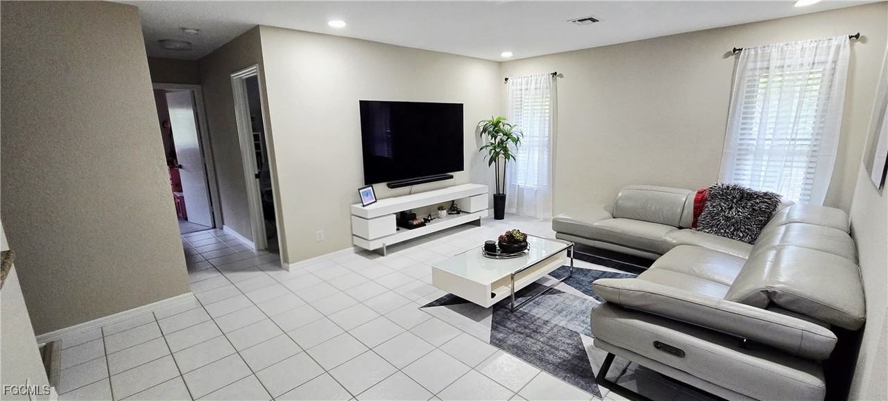 933 Southwest Santa Barbara Place #933