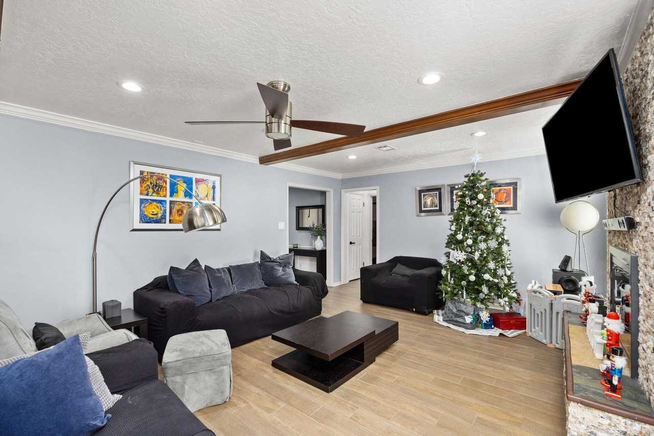 827 Thicket Lane #827 - Photo 5 of 31