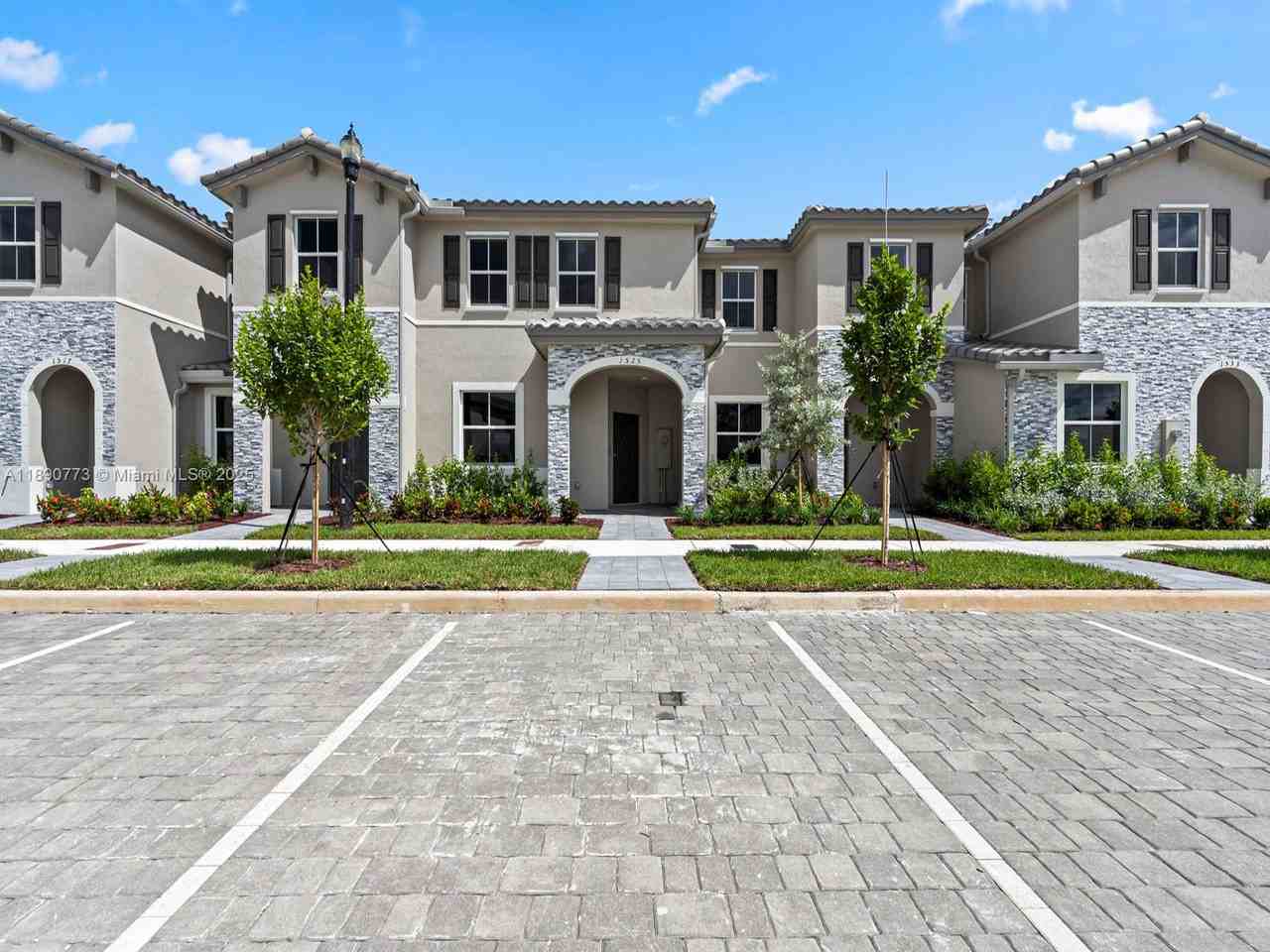 1525 Southeast 27th Street #1525 - Photo 4 of 9