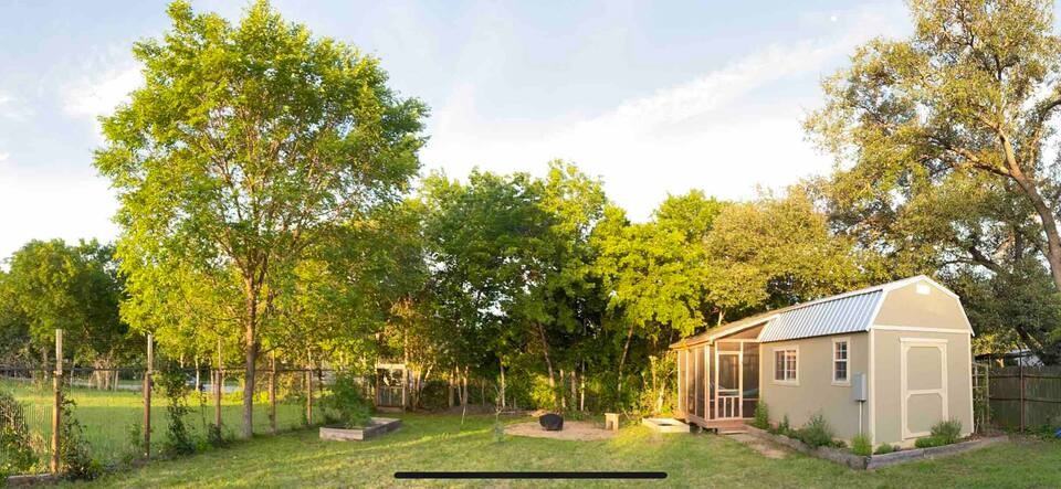 740 Trinity St - Photo 5 of 9