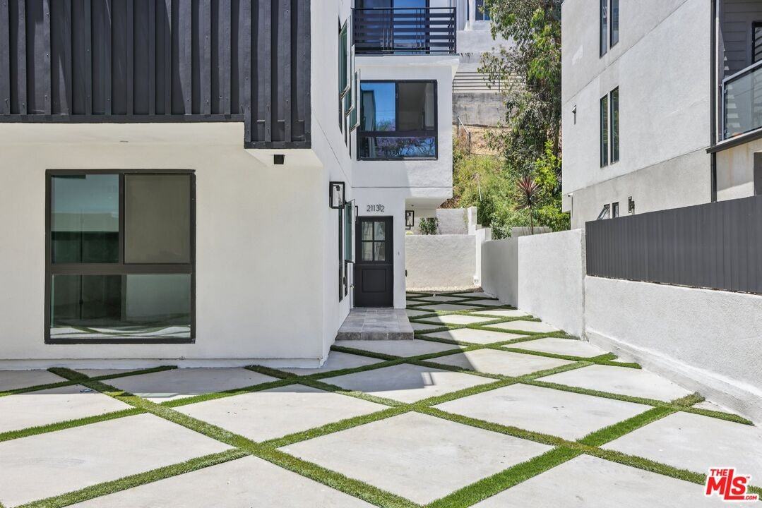 2111 Holly Dr #2111-2 - Photo 4 of 30