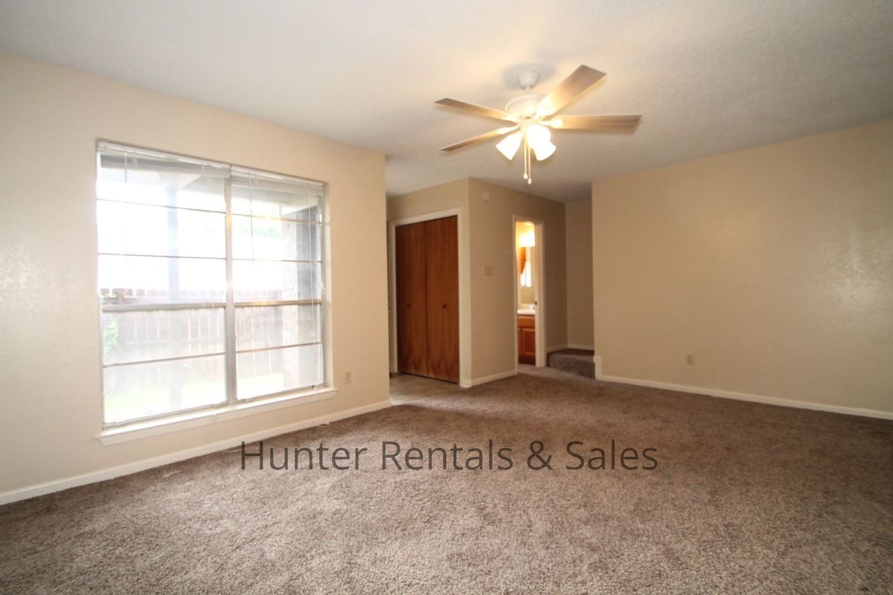 2407 Bermuda Dr Apt C - Photo 3 of 22