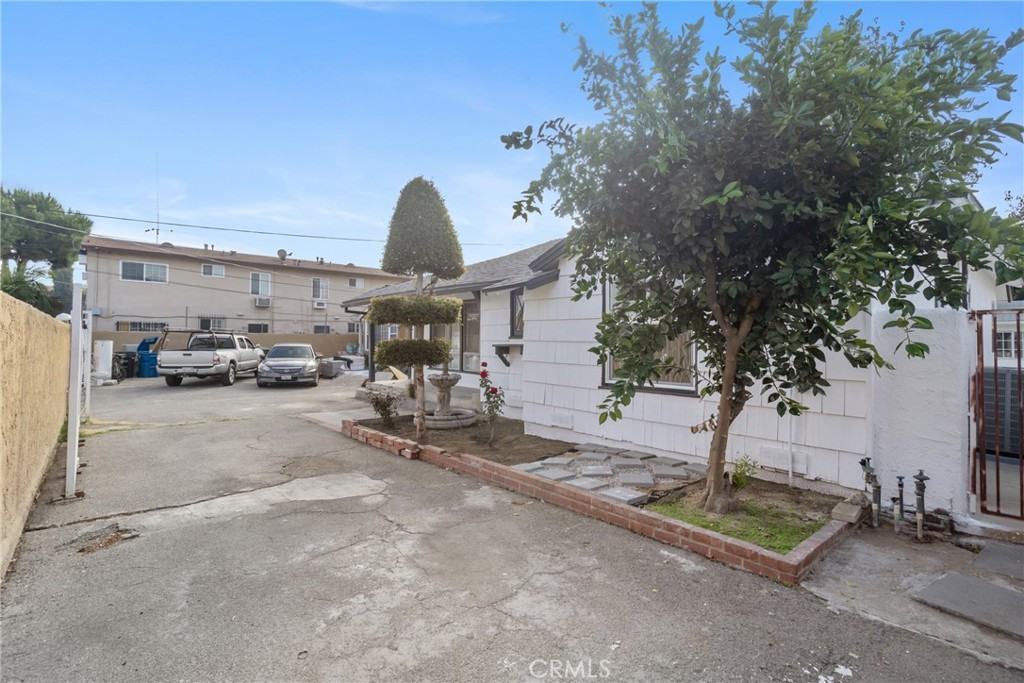 14724 Strathern St #14724 - Photo 6 of 24