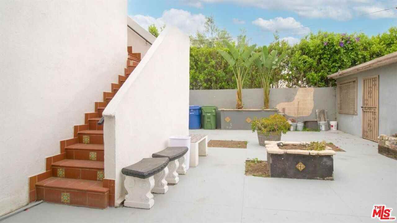 1435 S Ridgeley Dr #1435 - Photo 3 of 36