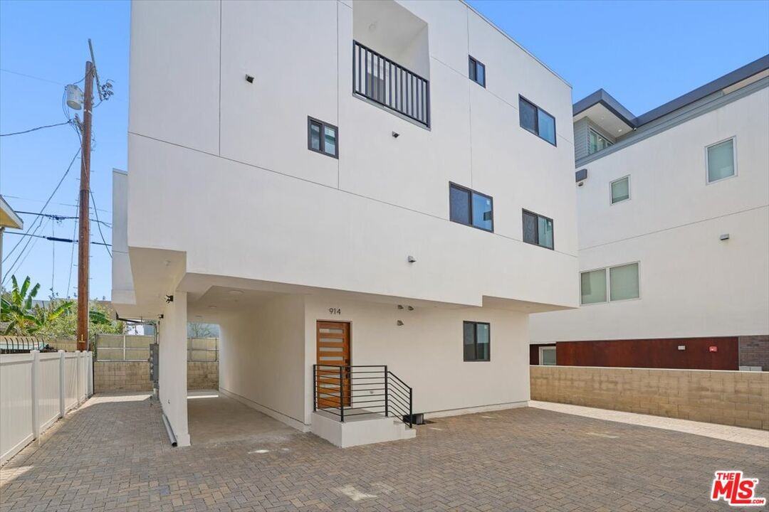 910 North Hudson Avenue #910