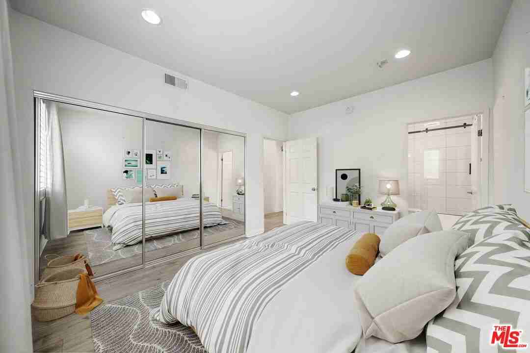 812 N Hudson Ave #812-107 - Photo 5 of 28