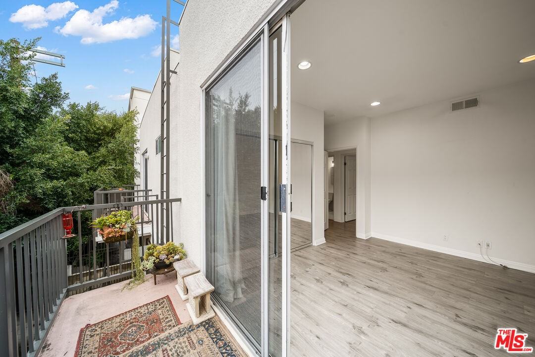 812 N Hudson Ave #812-107 - Photo 6 of 28