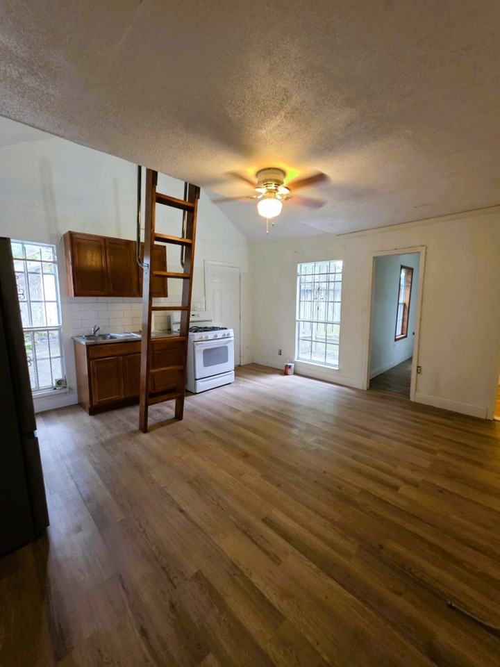 6109 Saxon Drive #6109C - Photo 3 of 13