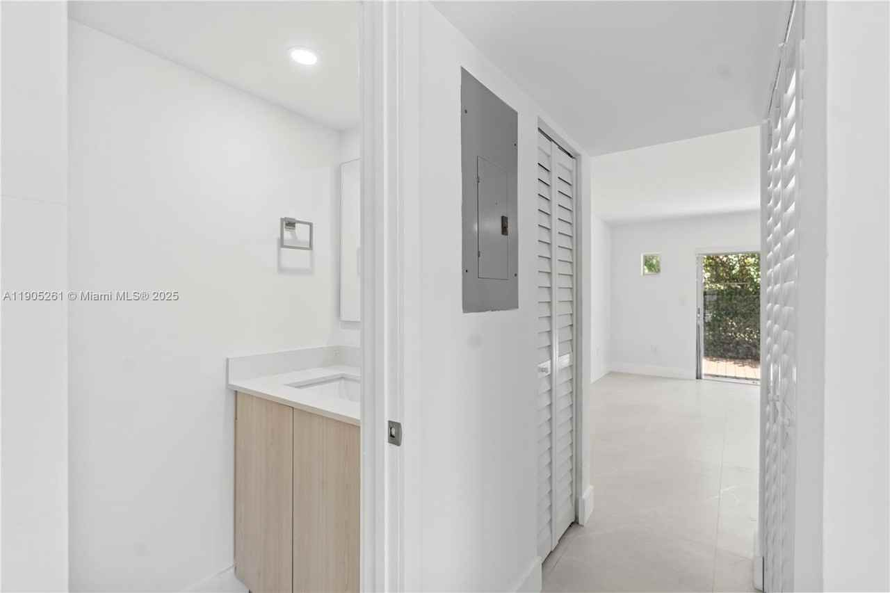 3597 Sw 17th St #3597-3597 - Photo 4 of 50