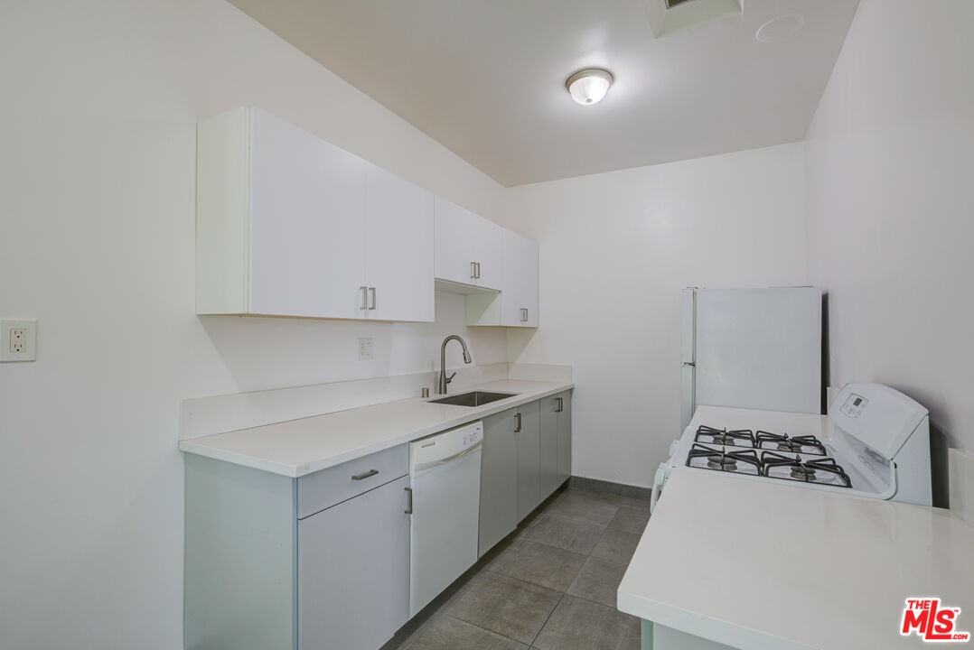 965 N Doheny Dr #9651-2 - Photo 5 of 15