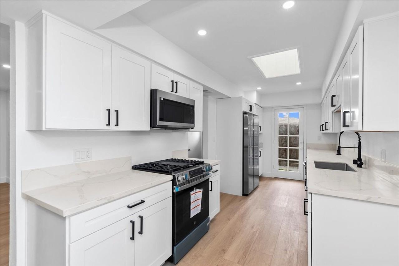 6910 Eberhart St - Photo 2 of 29