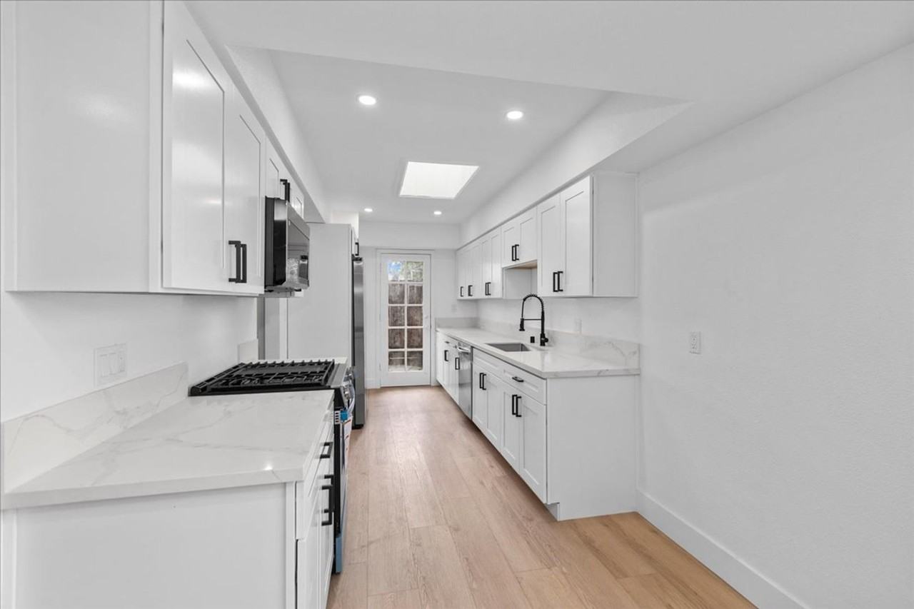 6910 Eberhart St - Photo 3 of 29