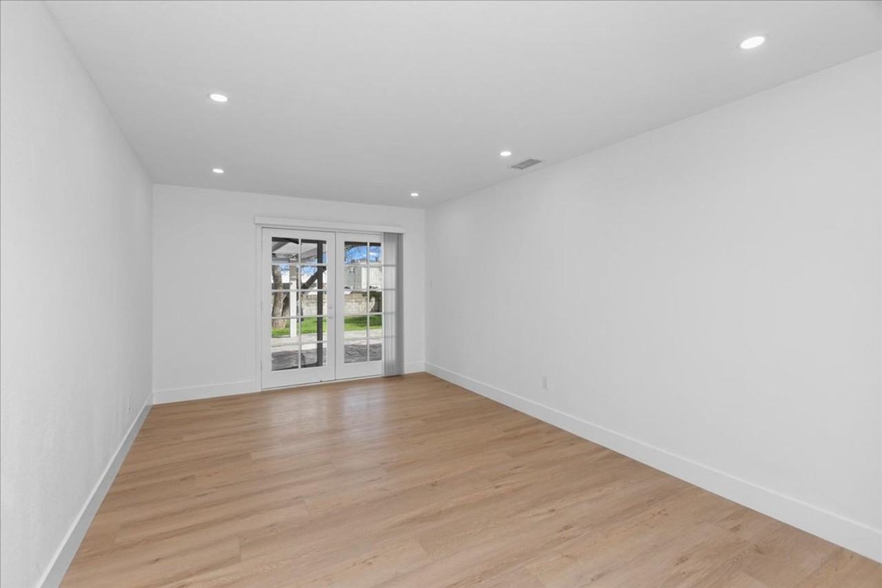 6910 Eberhart St - Photo 7 of 29