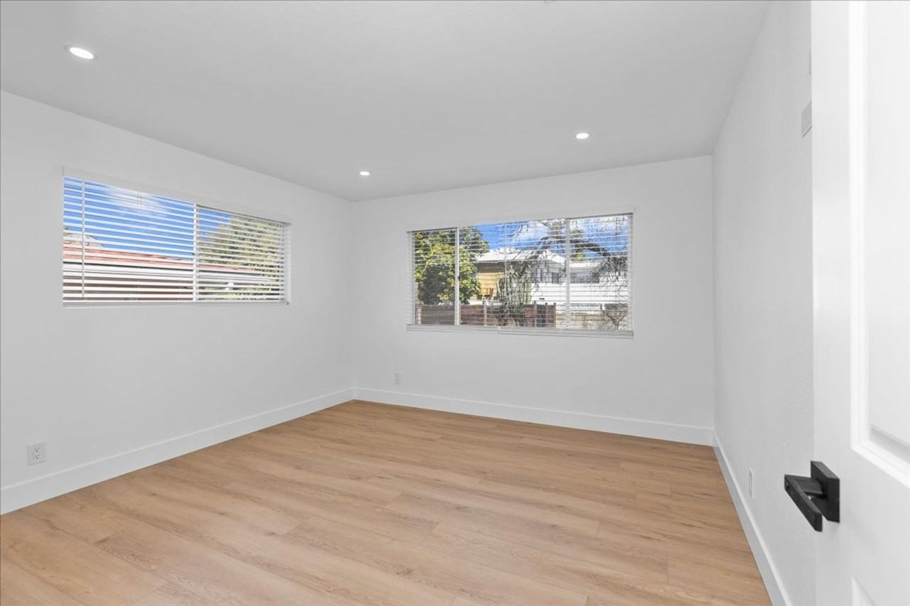 6910 Eberhart St - Photo 4 of 29