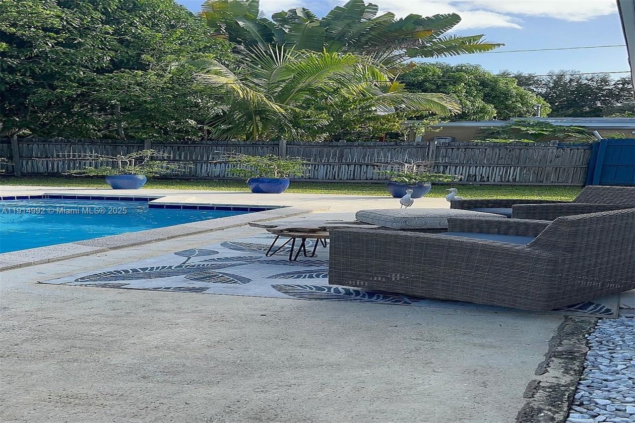 827 Ne 140th St #827 - Photo 3 of 17