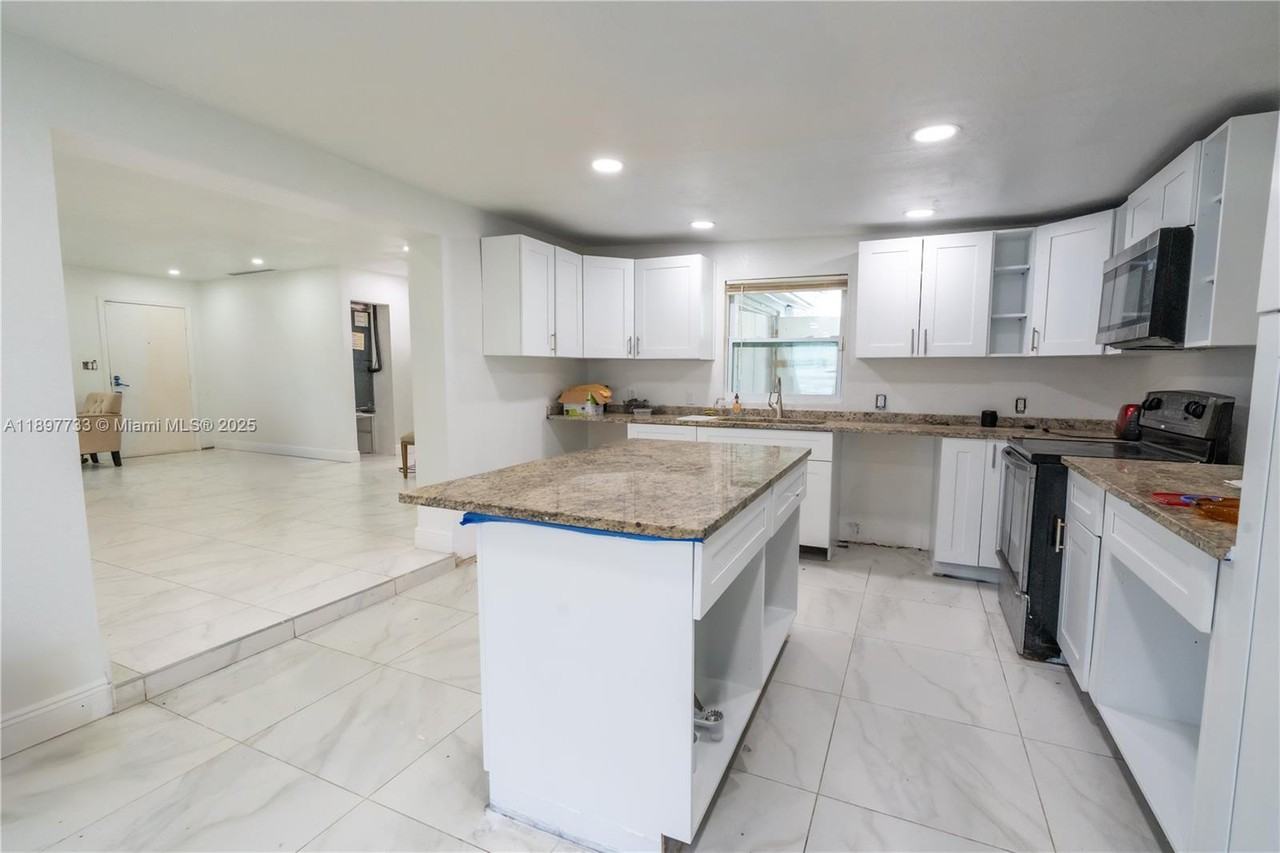 121 E 3rd St #121 - Photo 3 of 7