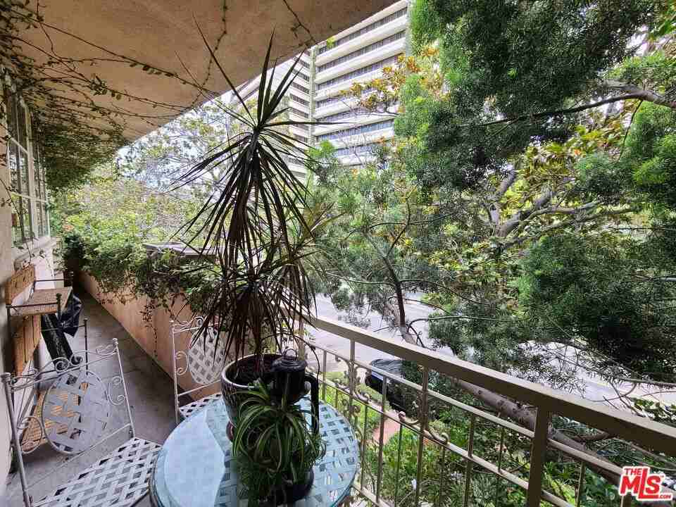 933 Hilgard Avenue #933-301 - Photo 7 of 12